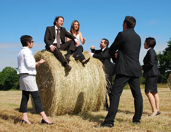 En organisant un séminaire à la campagne